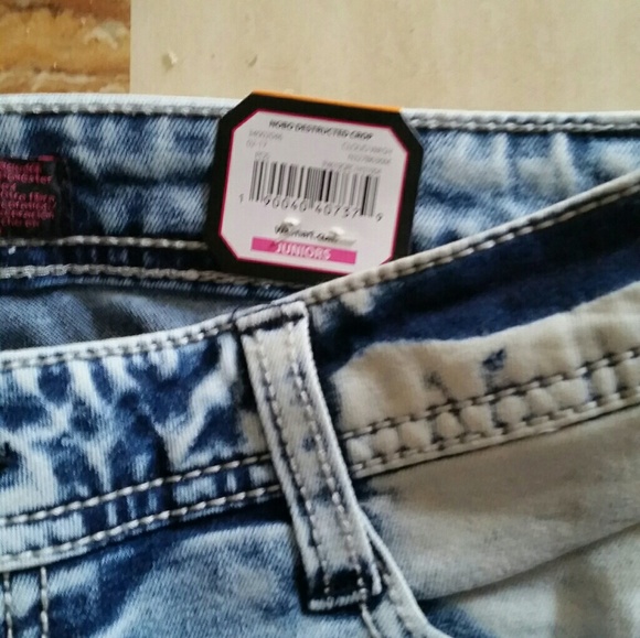 No boundaries destructed crop - Picture 3 of 4